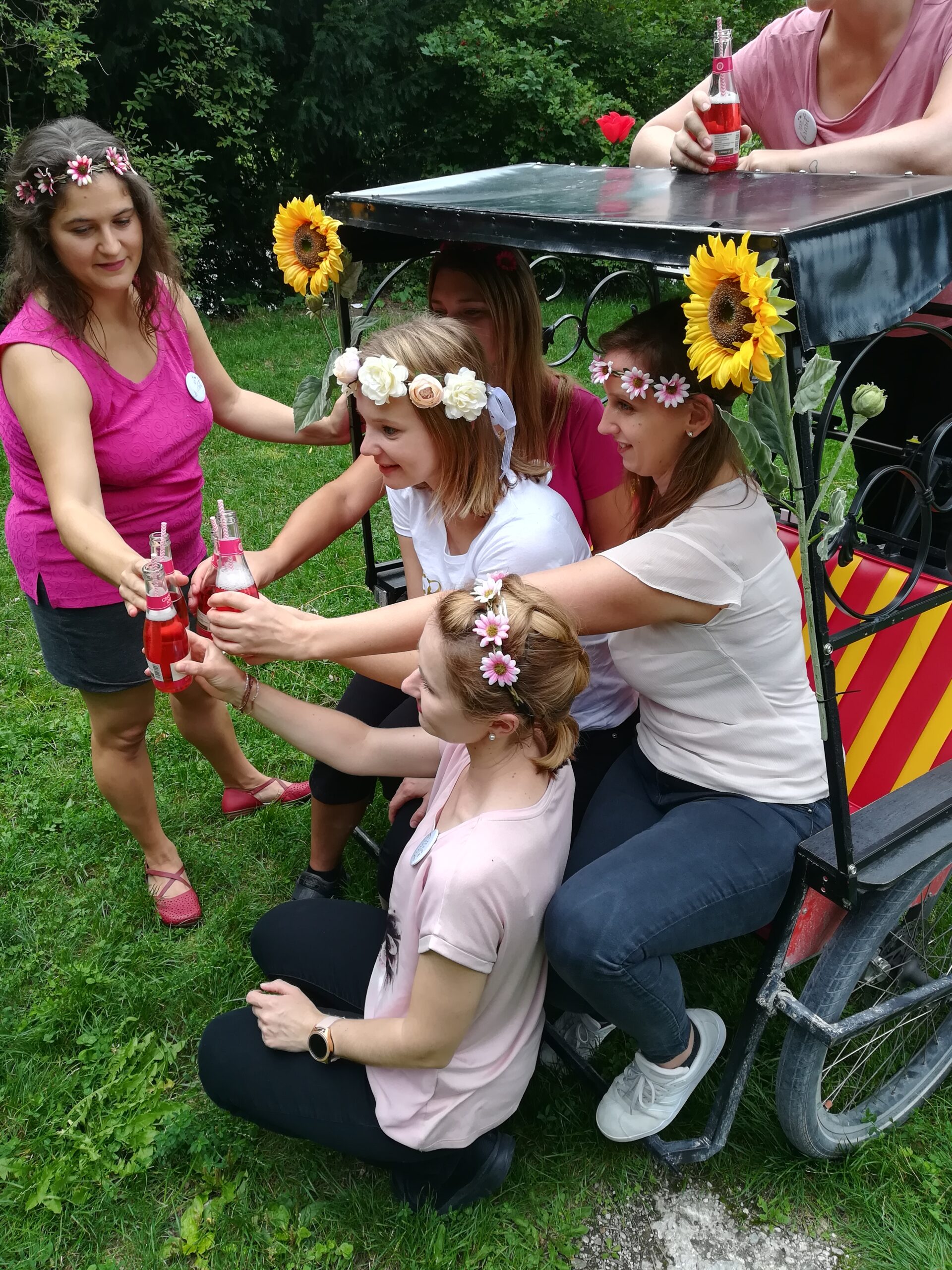 Mädchen trinken Sekt